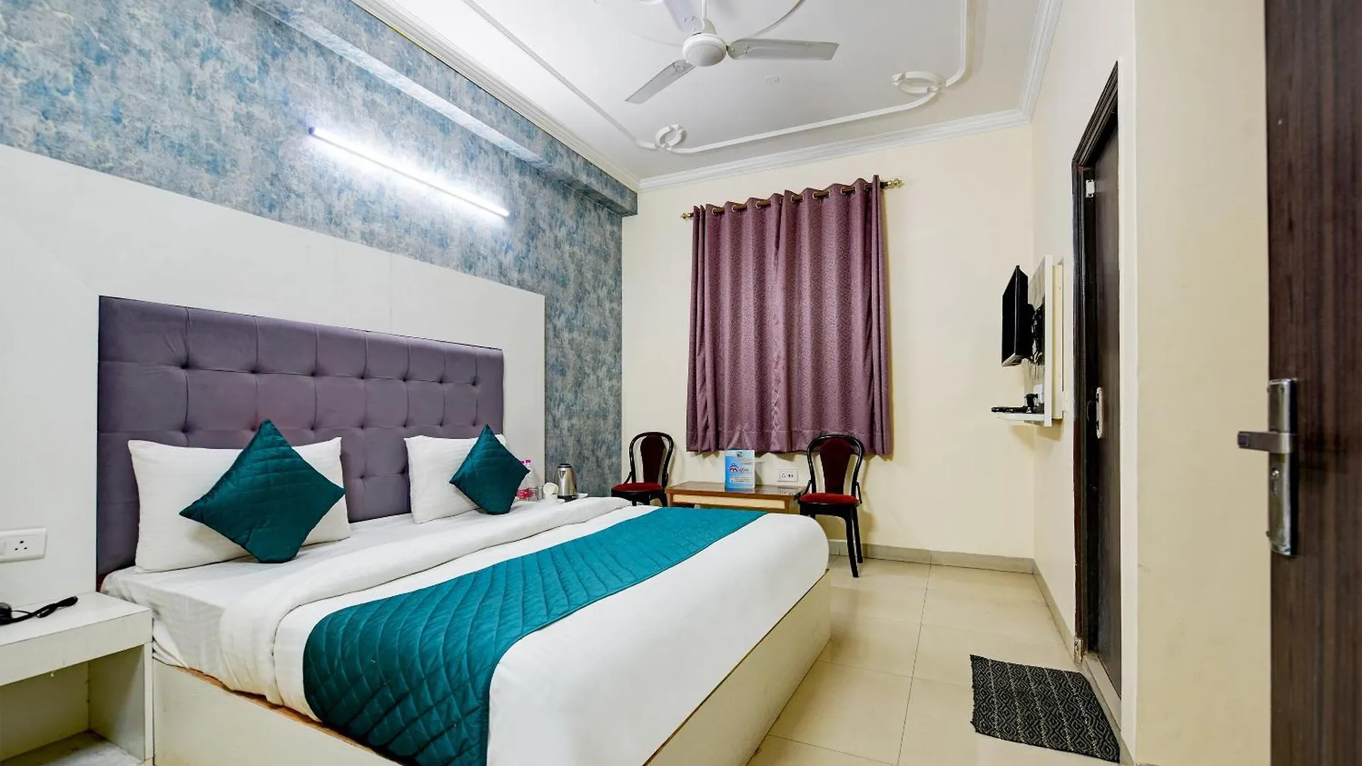 Bed & Breakfast Hotel Park Suites - Near Igi Airport Terminal 3 New Delhi